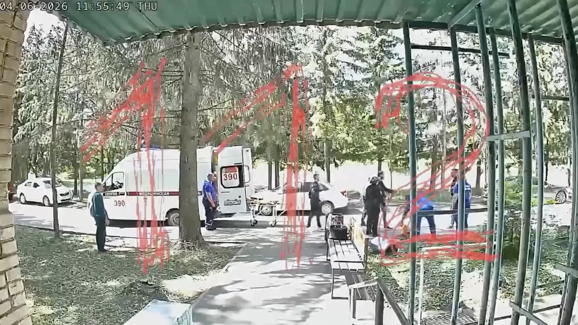 В Татарстане мужчина набросился на девушку с мусорным баком и полицейского