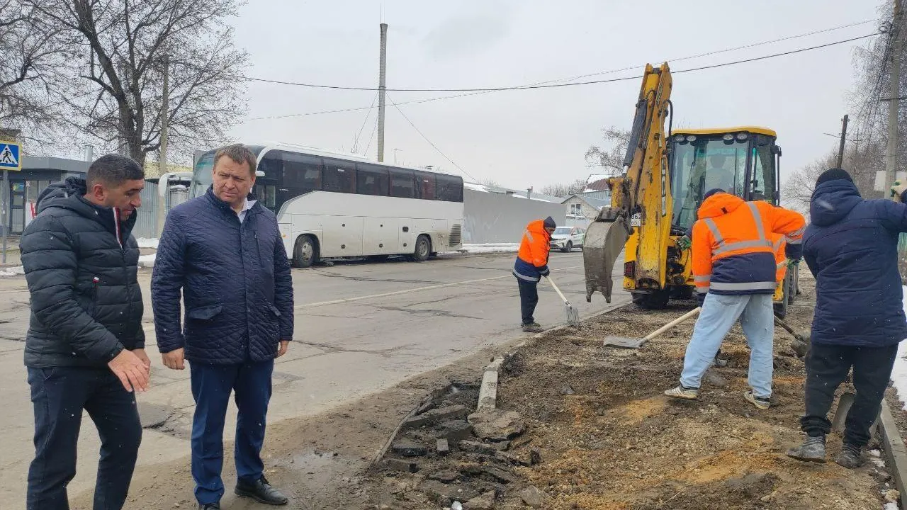 Тротуар на улице Южной в Люберцах ремонтируют с соблюдением технологических норм