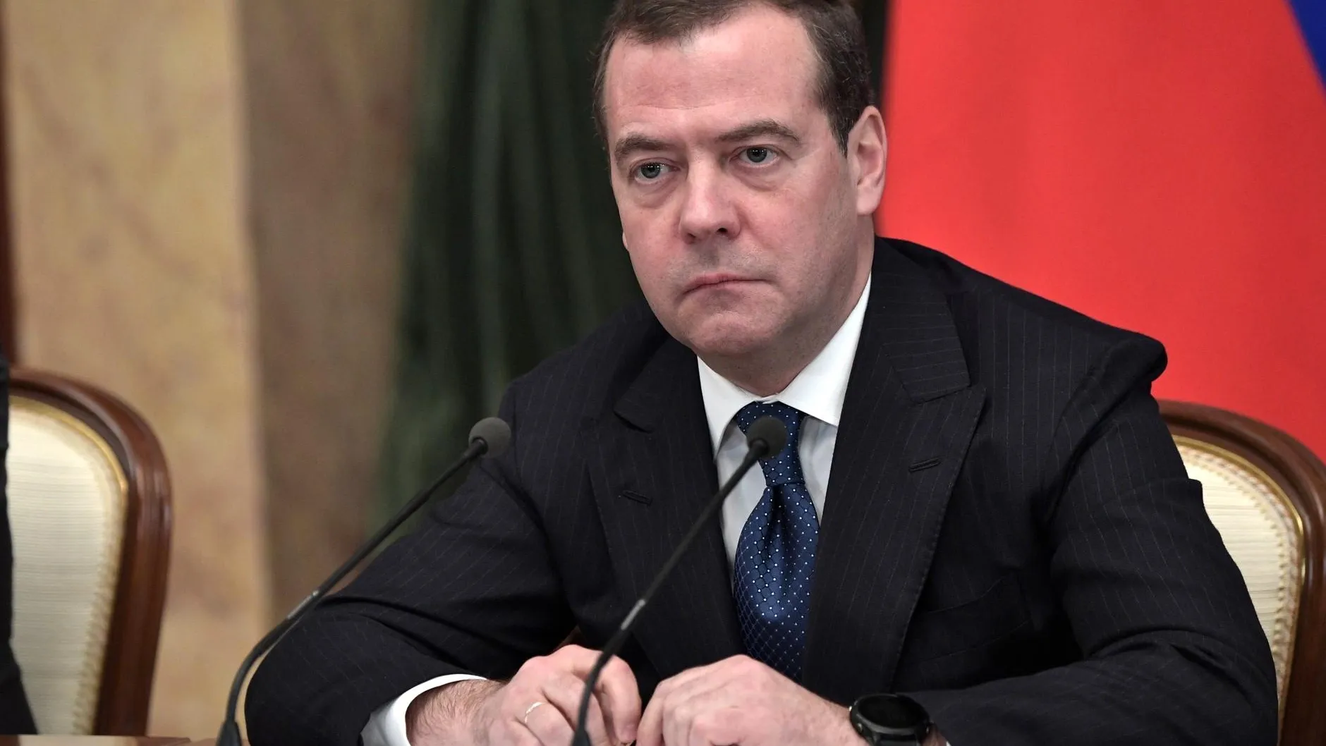 «Bóbr kurwa!»: Медведев показал бобра с флагом, говоря о Польше