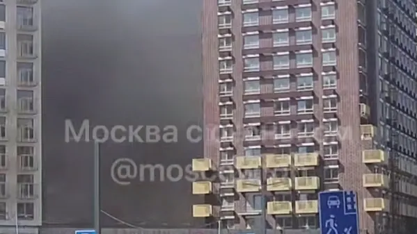 Двое рабочих пострадали при пожаре в строящемся здании на севере Москвы