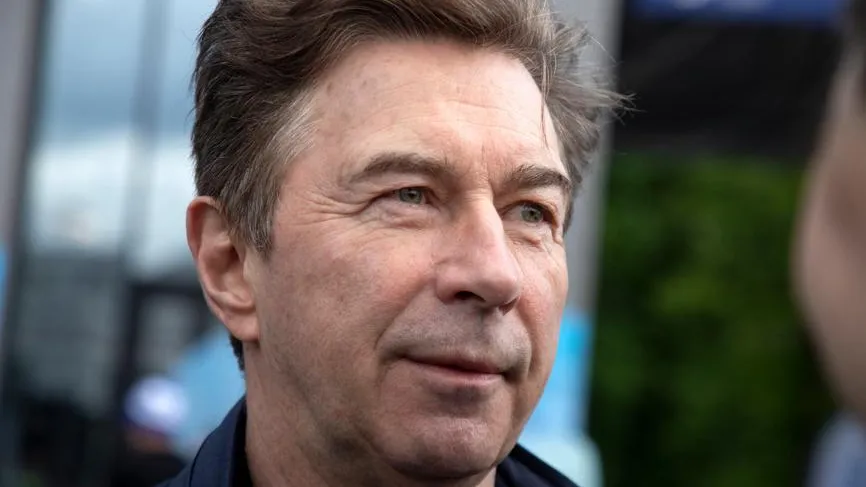 Не хочет лишаться привилегий: Сюткин отказался сдавать номер «АМР» с Mercedes