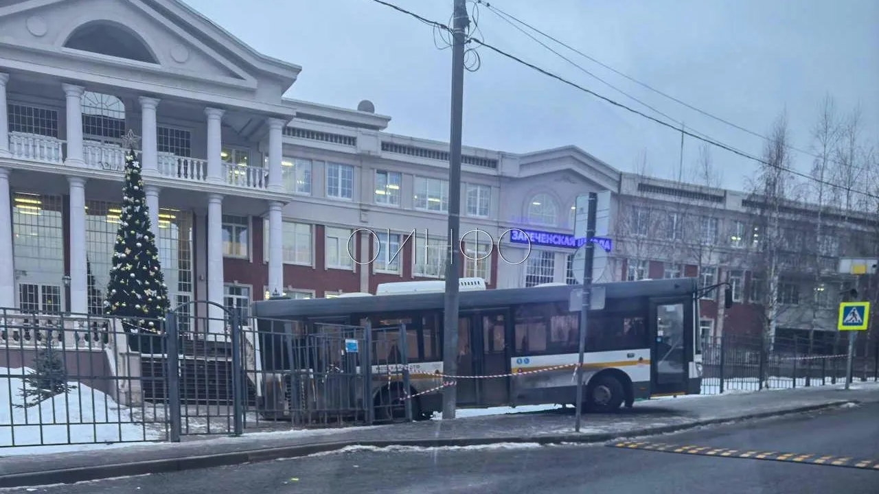 Автобус протаранил забор школы в Подмосковье