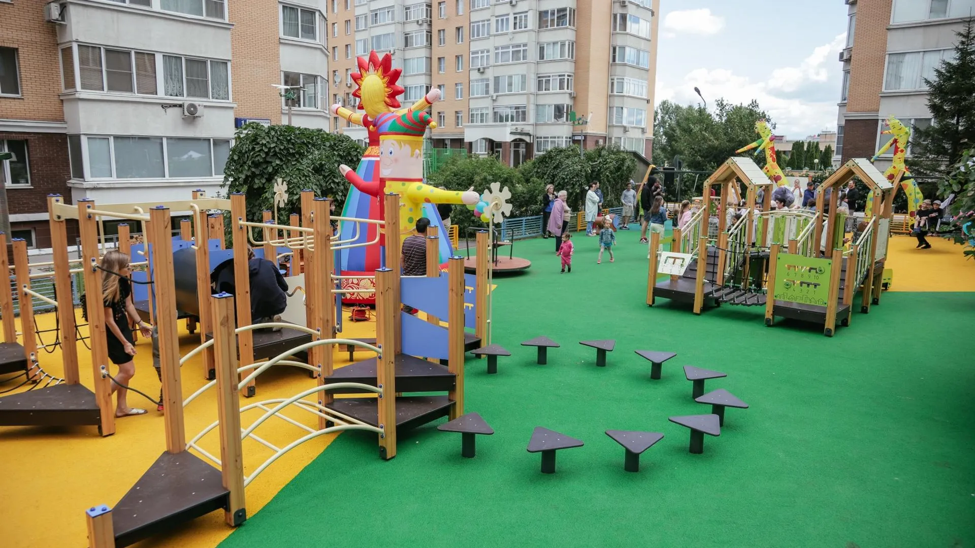 План по установке детских площадок по программе губернатора Подмосковья выполнен на 90%