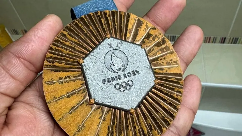 Медали гниют: спортсмены вернули около сотни олимпийских наград с Игр в Париже