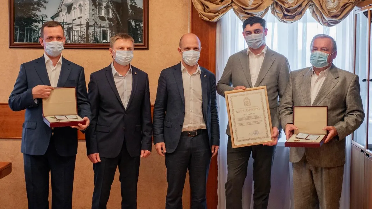 Врачам Ленинского округа вручили награды за помощь больным с Covid‑19