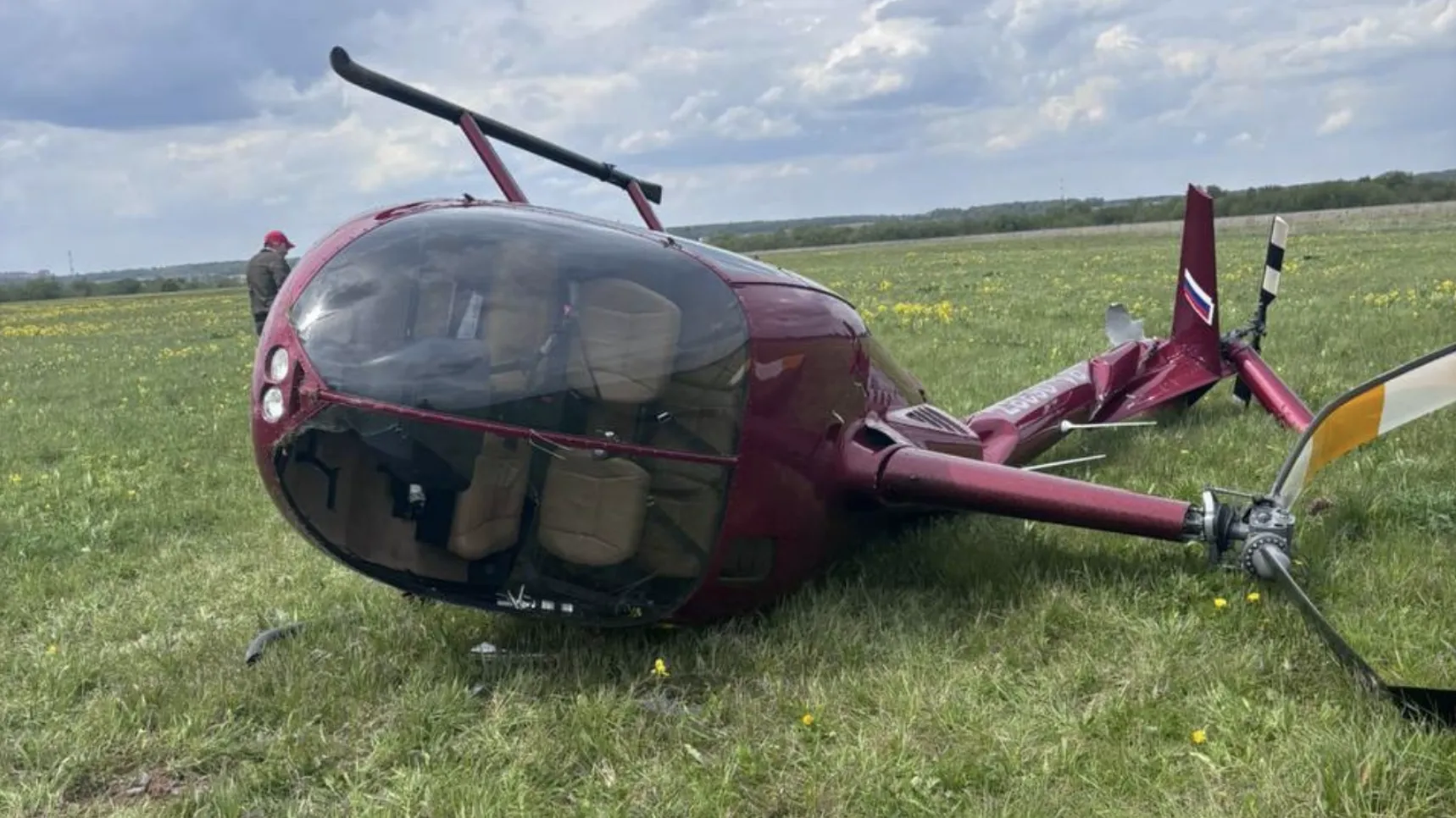 Вертолет Robinson 66 совершил жесткую посадку в Подмосковье
