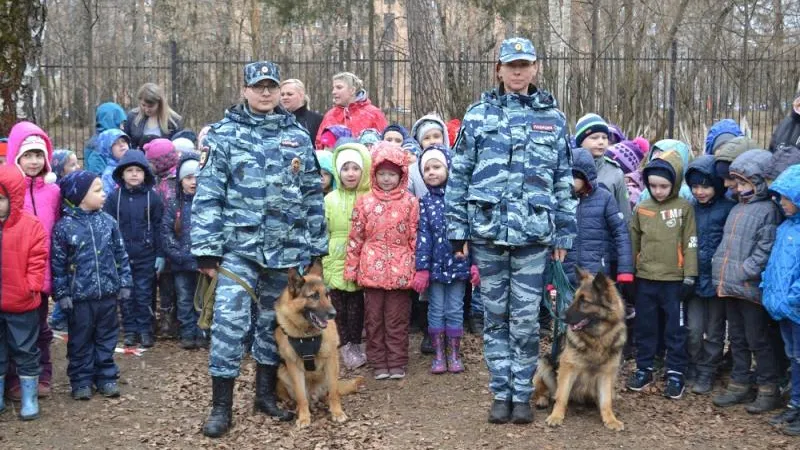 Воспитанникам детского сада Балашихи рассказали о работе кинологов