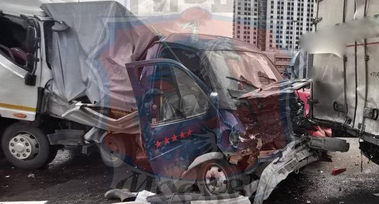 Человек пострадал при столкновении 6 машин на Северо-Восточной хорде в Москве