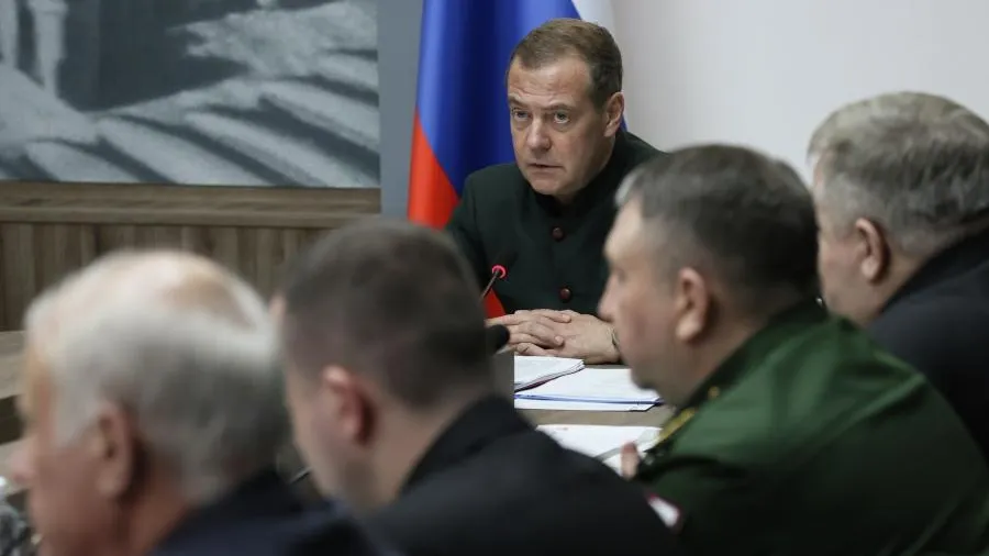 Медведев пригрозил возмездием для убийц журналистов из России