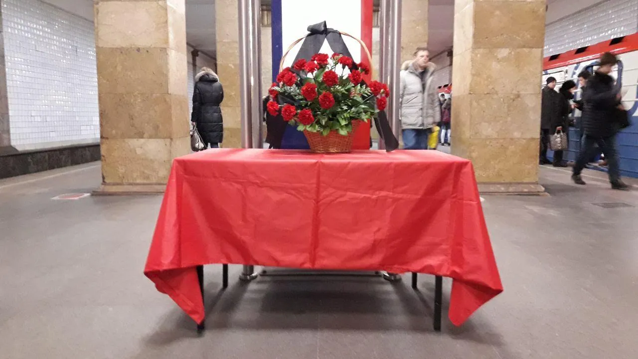 Москвичи вспоминают жертв терактов на станциях метро «Парк культуры» и «Лубянка»
