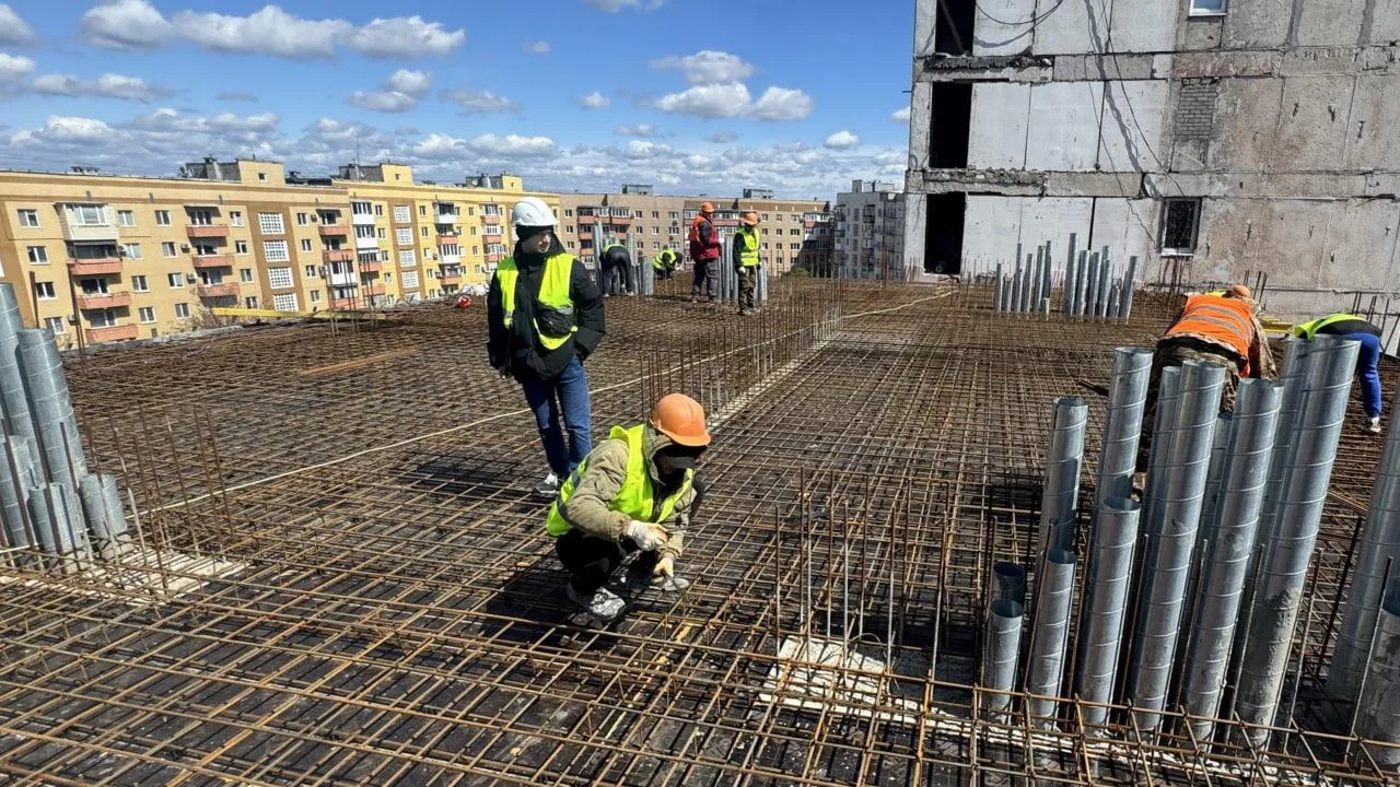На проспекте Металургов Мариуполя восстанавливают многоэтажку