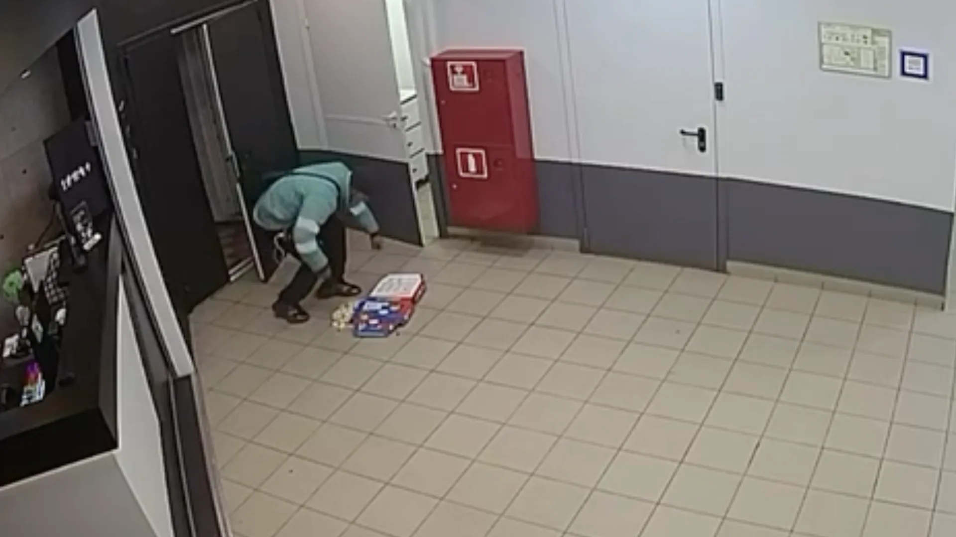Не пропадать же добру: курьер в Москве уронил пиццу на пол и доставил клиенту
