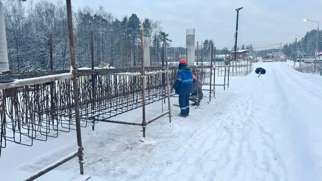 В Аникеевке со стороны Новорижского шоссе начали устройство опор путепровода