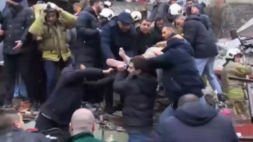 Два жилых дома обрушились в центральном районе Стамбула