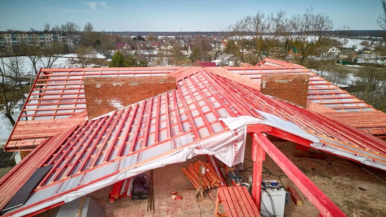 В Ступино начали капремонт крыши дома на улице Дружбы