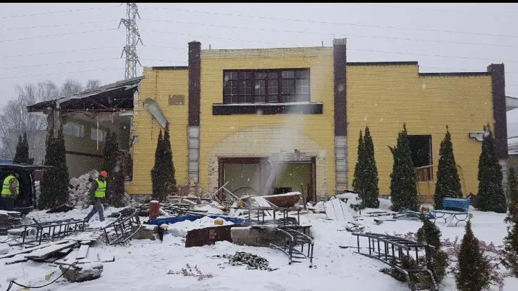 Снос незаконно построенного ресторана «Очаг» начался в поселке Андреевка в Солнечногорске