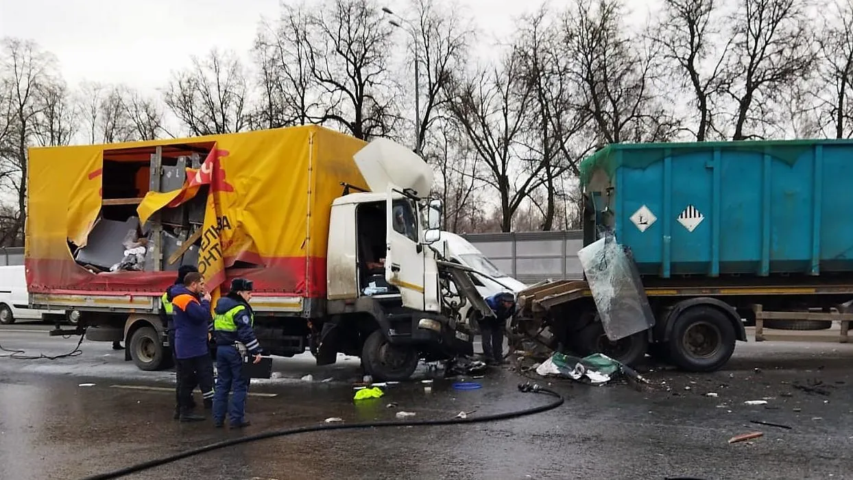 Спасатели Подмосковья достали из машины пострадавшего в ДТП с участием грузовиков и маршрутки