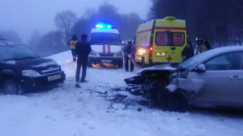 Подмосковные спасатели вызволили пострадавшего пассажира из искореженного авто