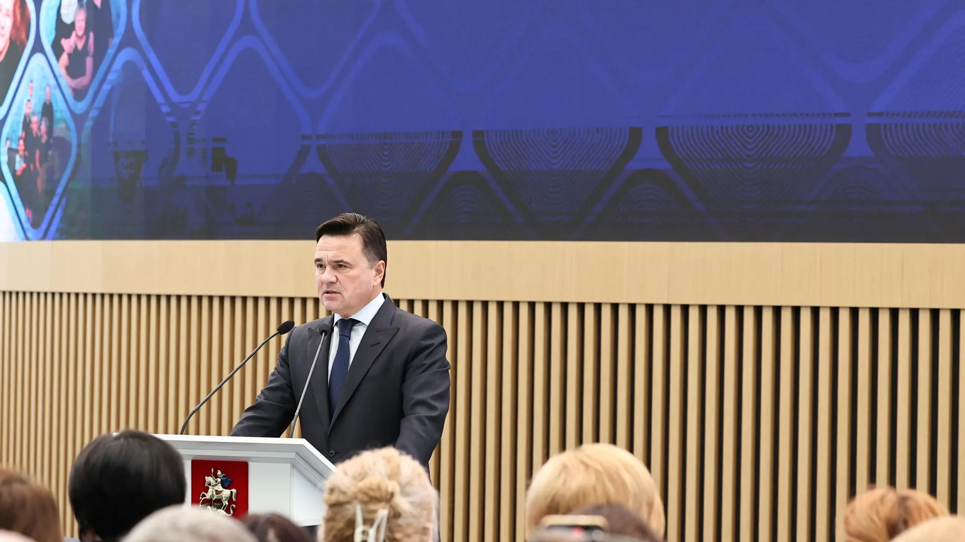 Воробьев о соцработниках и приемных семьях: мы делаем одно очень важное дело