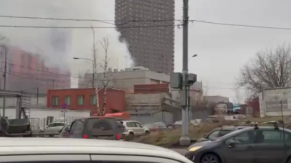 Пожар в ангаре на территории столичного таксомоторного парка потушили