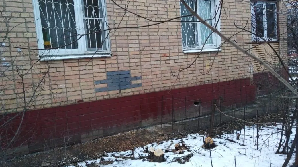 Деревья спилили возле одного из домов в микрорайоне Климовск Подольска