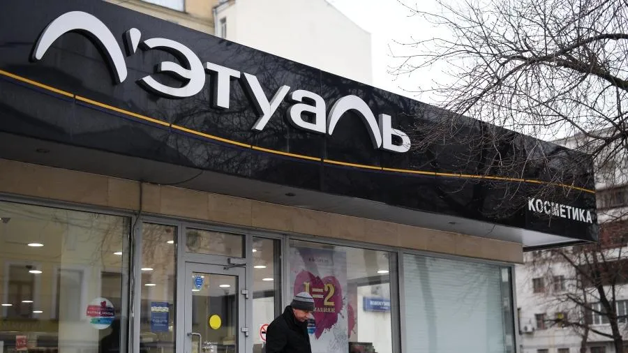 Продавцов‑мужчин в «Л'Этуаль» попросили меньше краситься из‑за пропаганды ЛГБТ*