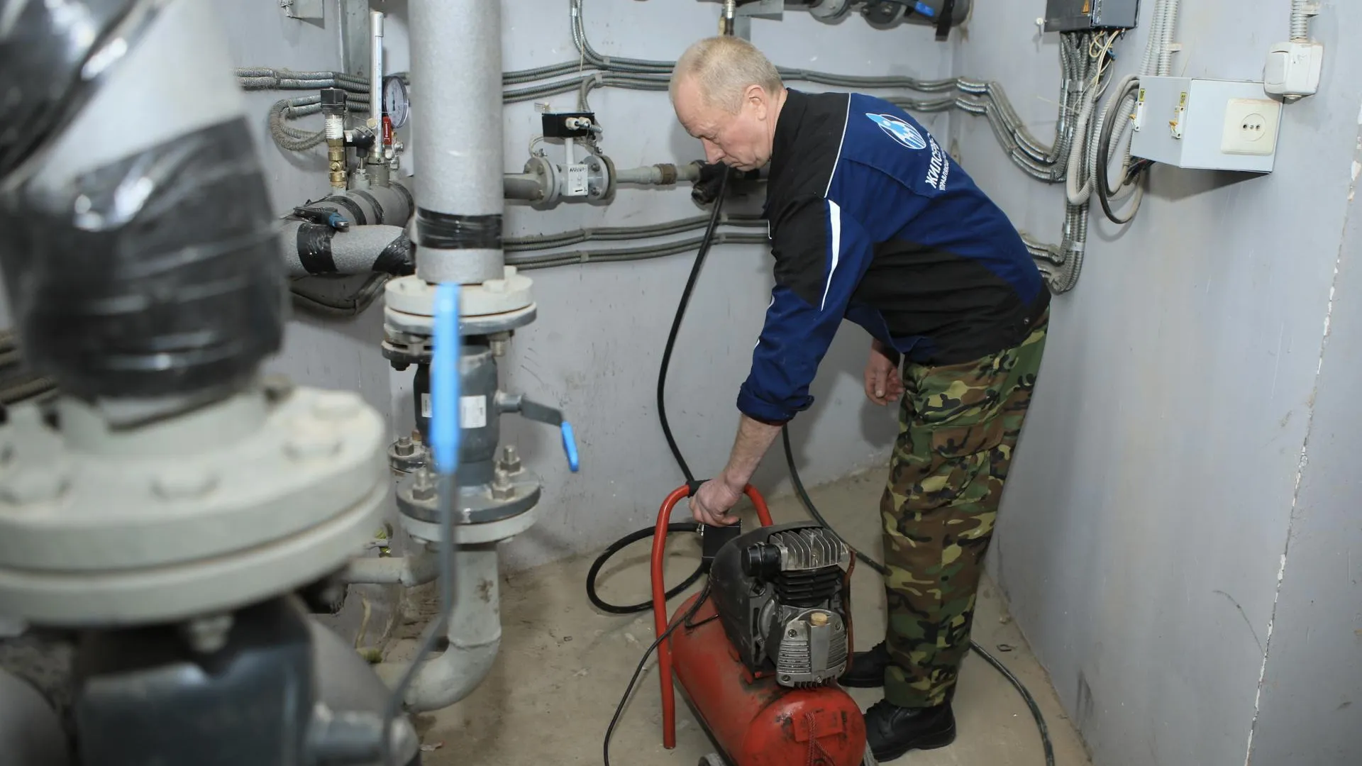 Коммунальщики Королева промывают систему водоснабжения в жилых домах