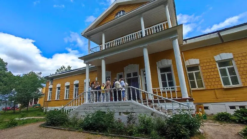 Пенсионеры из Мытищ посетили с экскурсией усадьбу в Щелкове