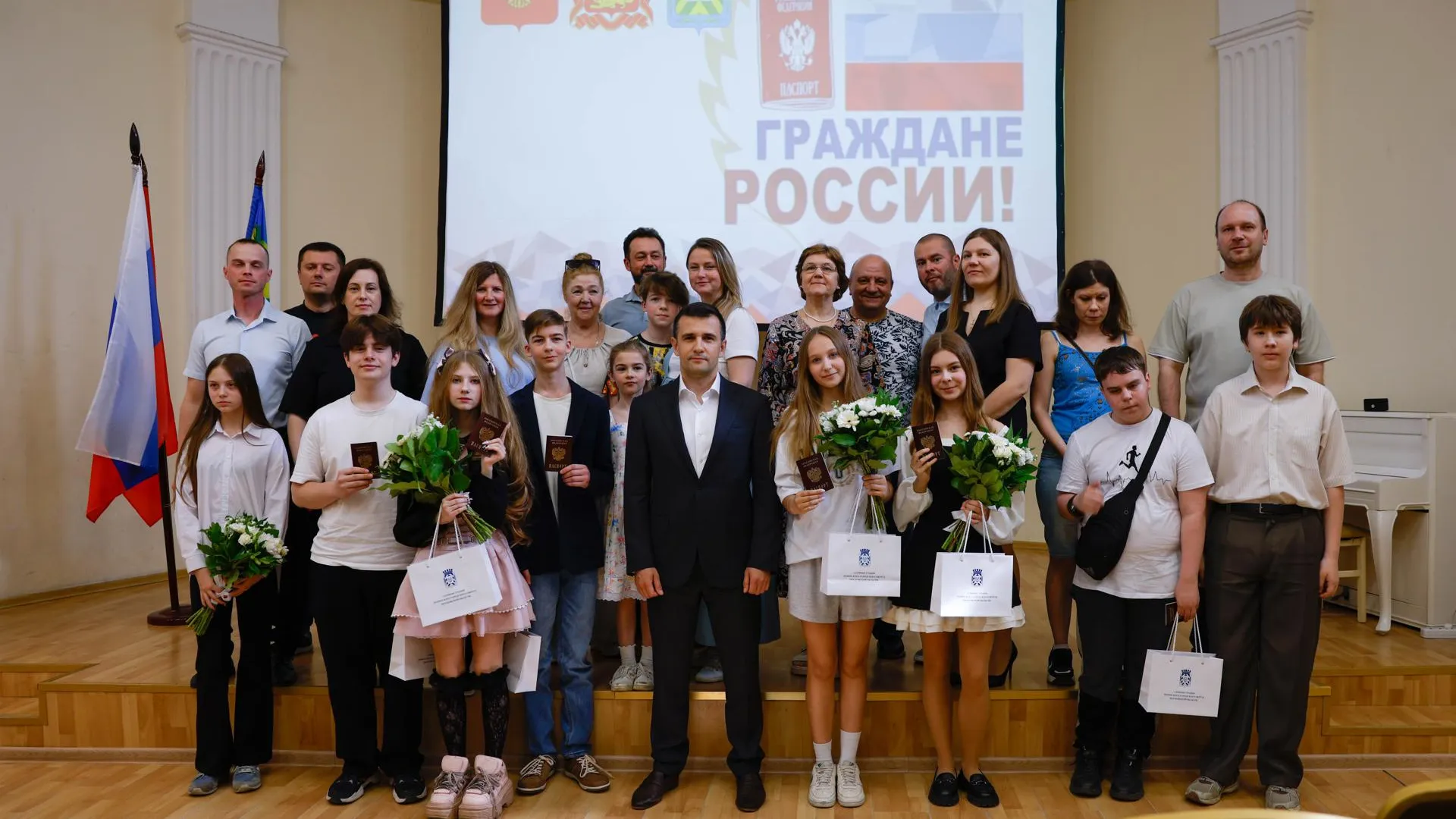 Первые паспорта в торжественной обстановке получили восемь подростков из Ленинского округа