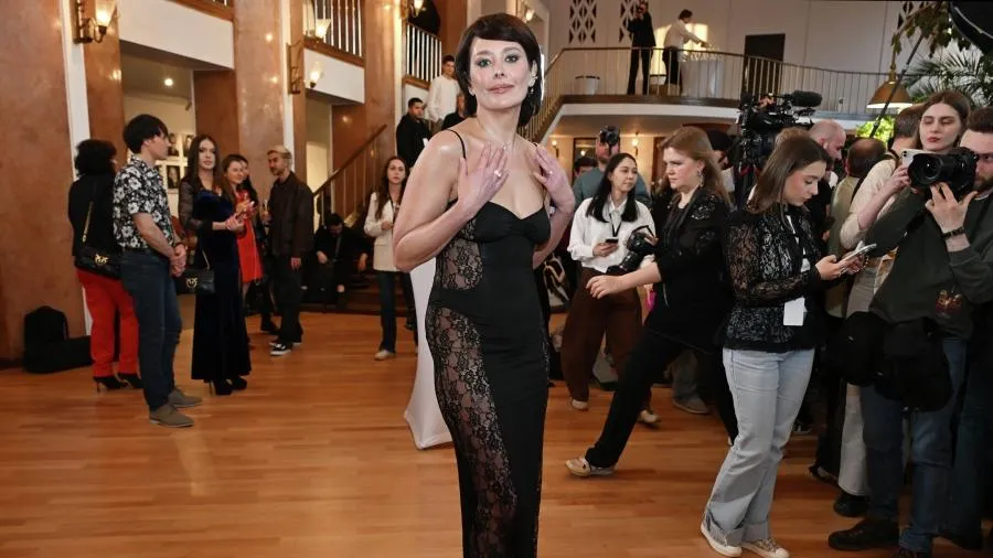 Екатерина Волкова показала фигуру в откровенном платье на красной дорожке