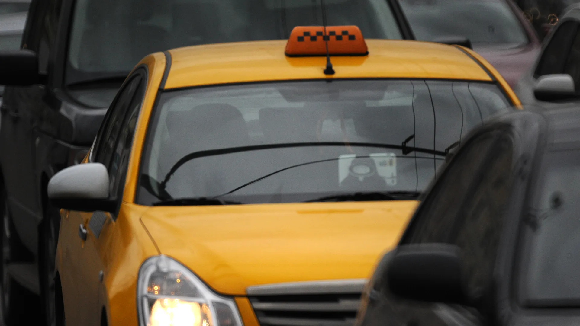 Шантаж и мат: таксист отказался бесплатно вернуть вдове бойца СВО забытую папку