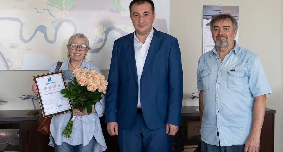 Глава Жуковского вручил женщине сертификат на переселение из аварийного жилья