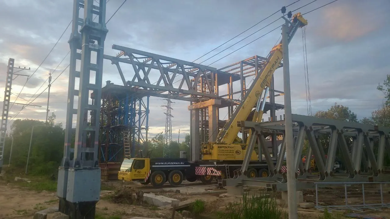 В Лобне завершили монтаж пролета надземного пешеходного перехода