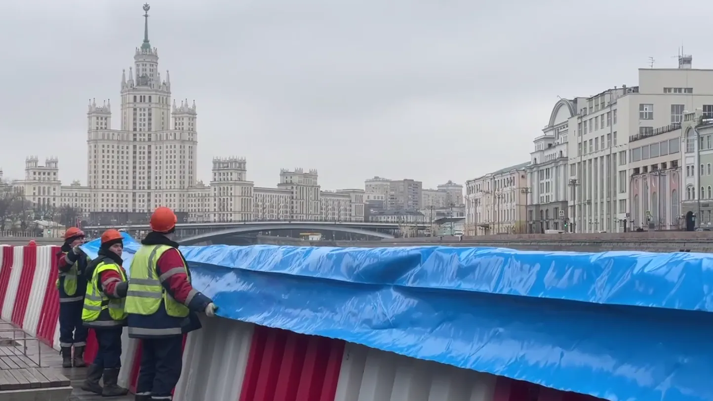 Противопаводковые барьеры установили на двух набережных в центре Москвы