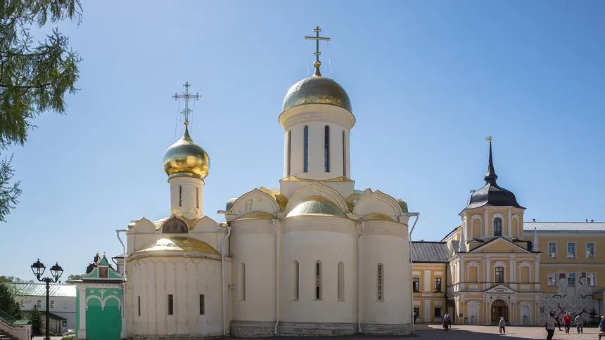 Колокольню в Троице-Сергиевой лавре охватил огонь