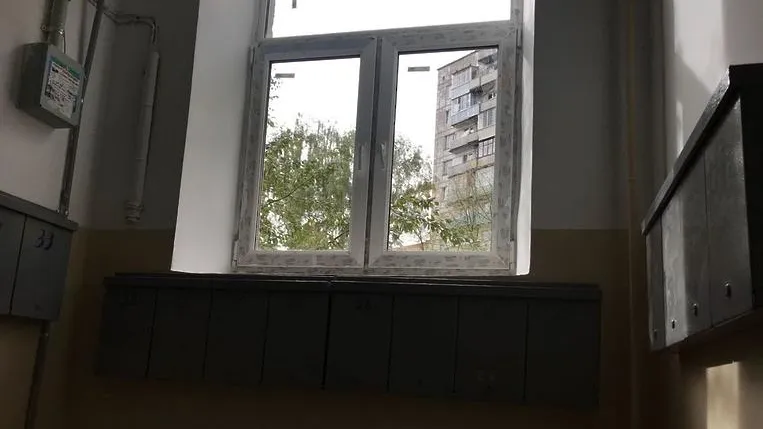 Депутат Максимович проверил качество ремонта подъезда в доме на улице Парковой в Подольске