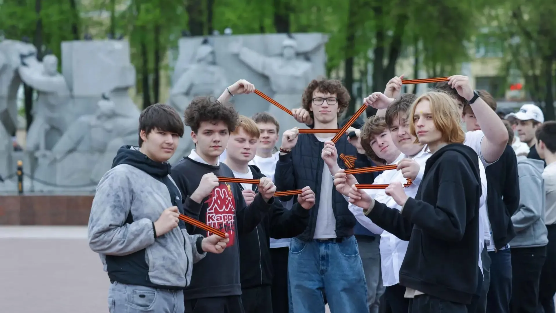 Подольская молодежь выстроились в живую надпись «День Победы!»