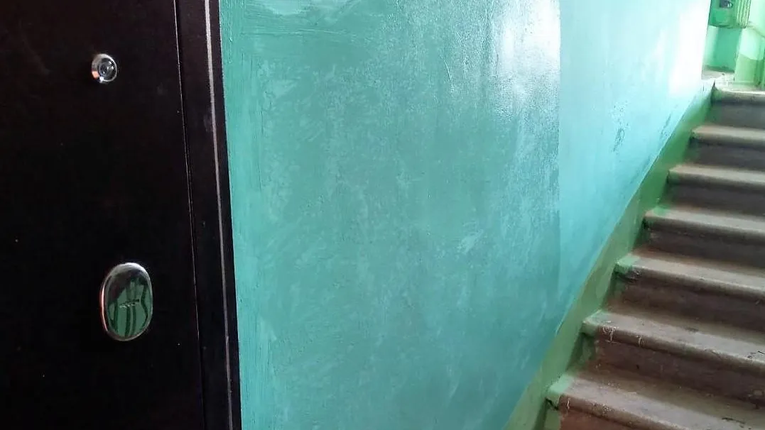 В Люберцах выявили причину намокания стены в четырехэтажке и провели ремонт