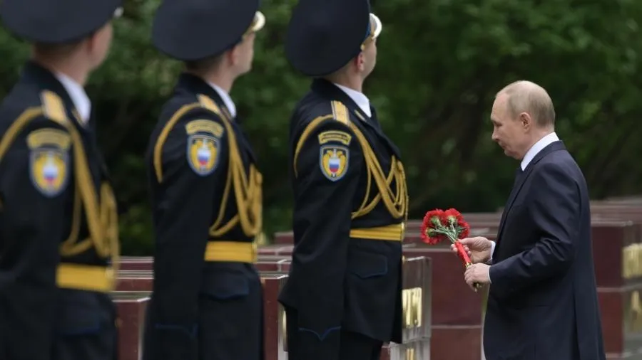 Путин возложил венок к Могиле Неизвестного Солдата в День памяти и скорби