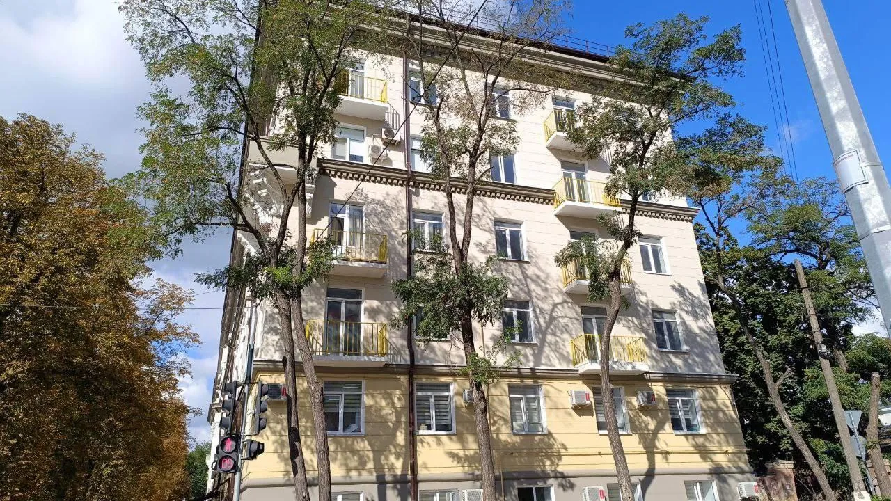 Подмосковные строители восстановили в центре Мариуполя дом с лепными украшениями