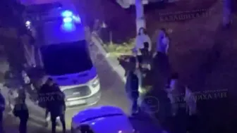 Водитель перекрыл проезд машине скорой помощи во дворе дома в Балашихе