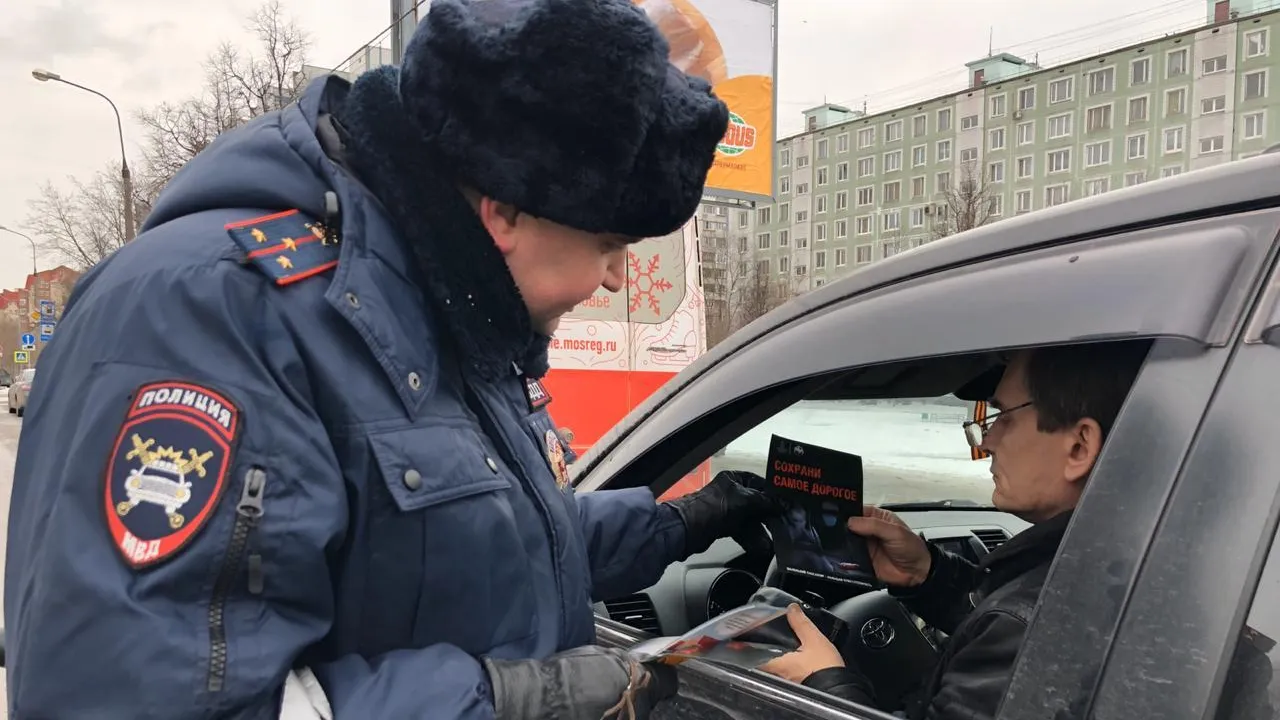 Инспекторы ГИБДД Королева разъяснили водителям важность использования автокресел для детей