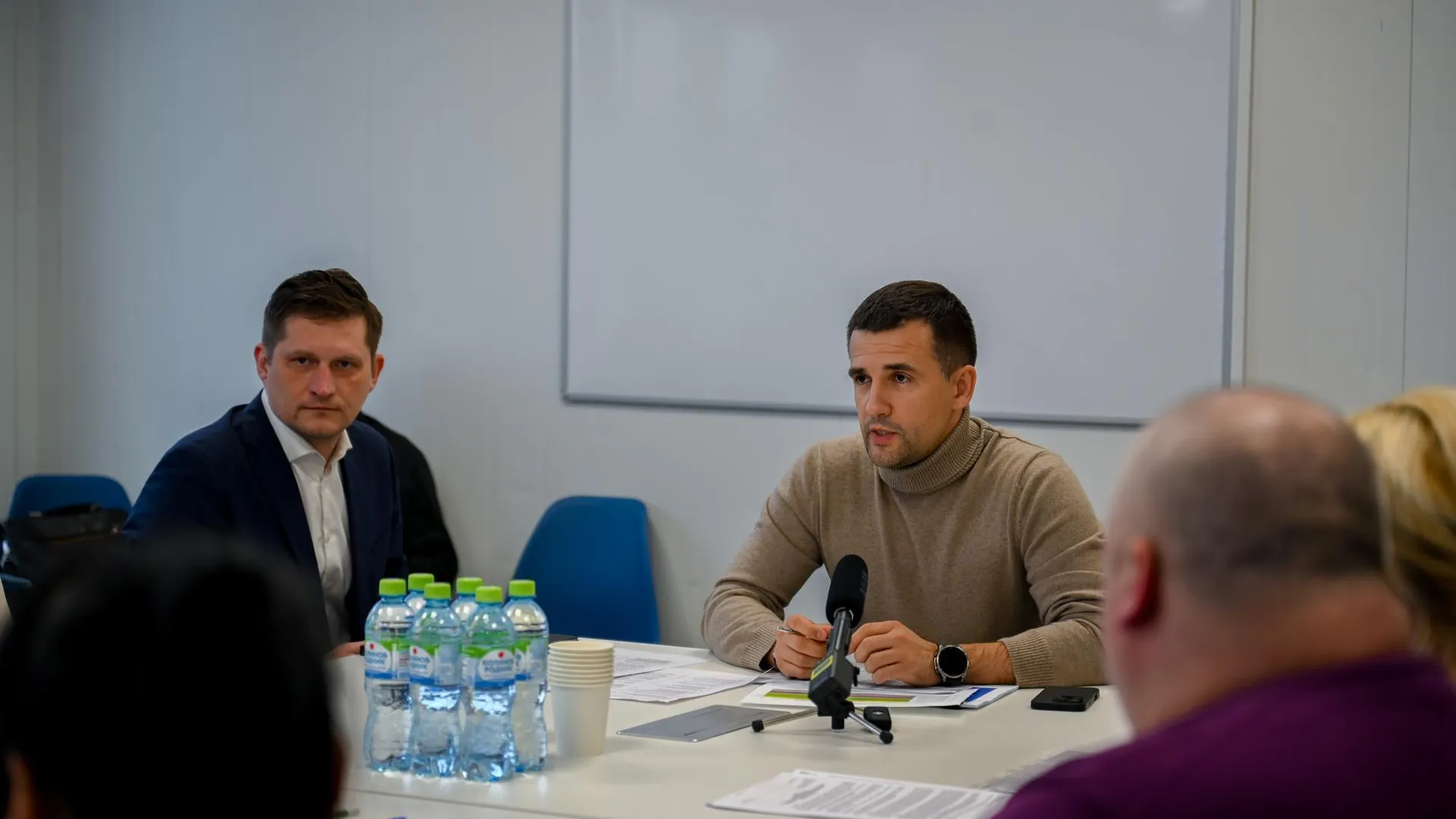 Глава Ленинского округа провел встречу с жителями аварийного дома