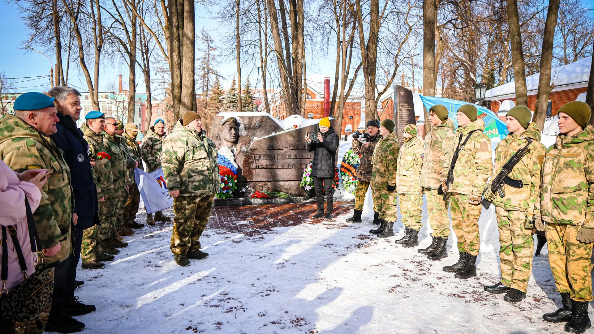 В Клину прошел торжественный митинг с возложением цветов к Вечному огню