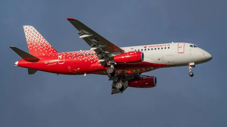 «Вопиющая ошибка»: в России у самолета отвалилась часть двигателя прямо в небе