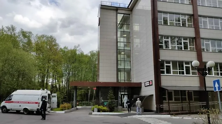 Волонтеры Подольска доставили вещи в больницу тяжелобольному пациенту с Covid‑19