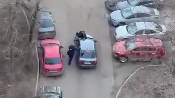 Цеплялись за машину, срывали одежду: видео жесткого задержания пьяного в Москве