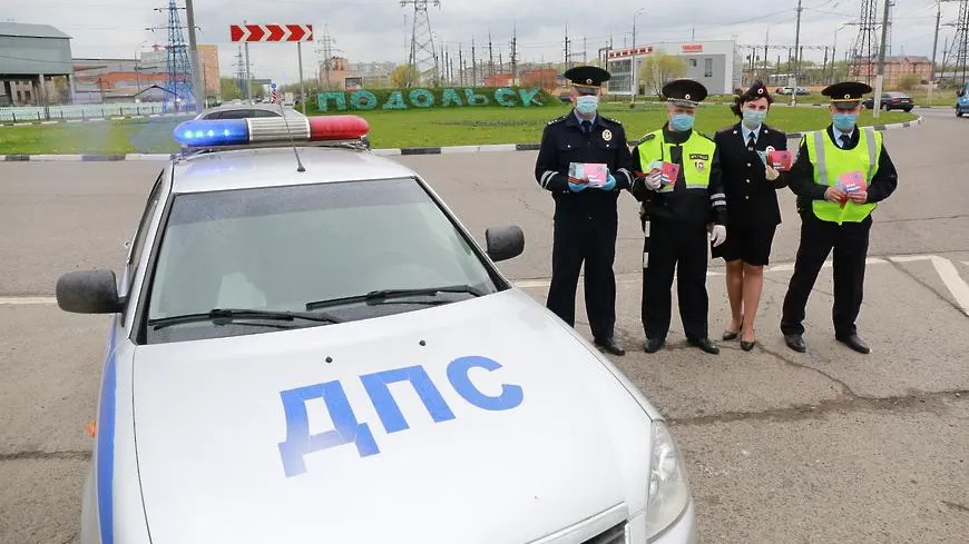 Госавтоинспекторы Подольска раздали георгиевские ленточки водителям и пешеходам