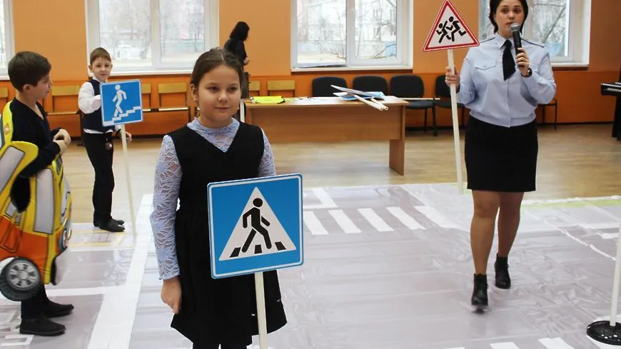 Отдыхающим в летних лагерях Люберец разъяснили ПДД во время акции
