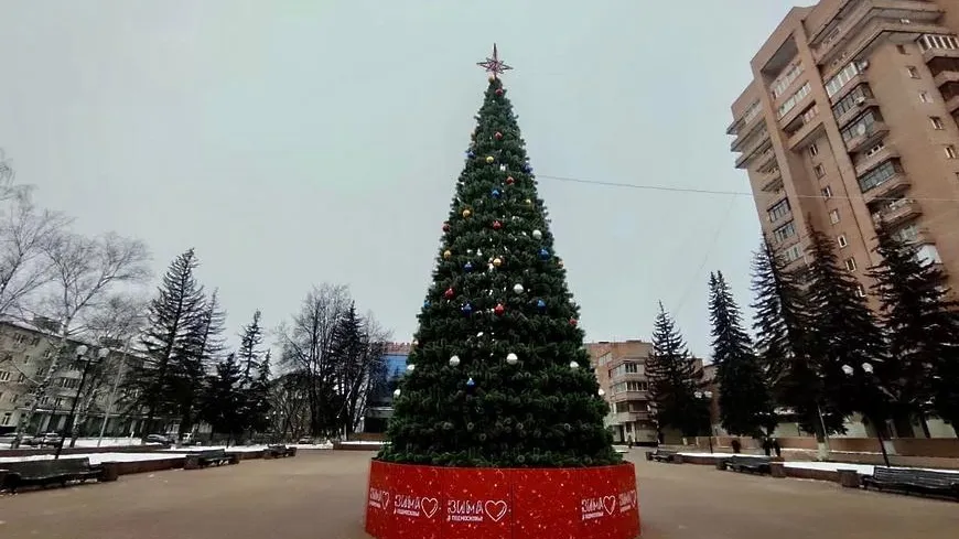 12‑метровую елку установили на Октябрьской площади Подольска